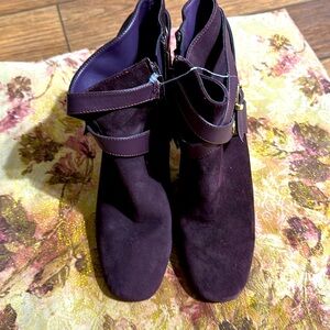 Beautiful color ankle boots